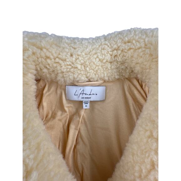 L’Acadamie - Peyton Cropped Sherpa Jacket in Wheat - Picture 2 of 5